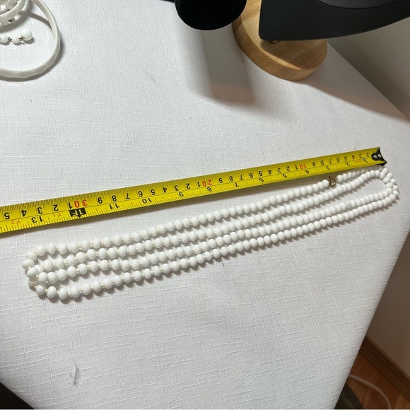 Vintage White Beaded Necklaces and bracelet set. Retro - Picture 9 of 10
